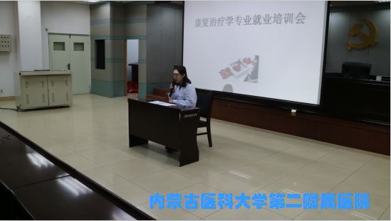 1564021097511050351.jpg 2017-11-3学生在模拟面试现场答题.jpg