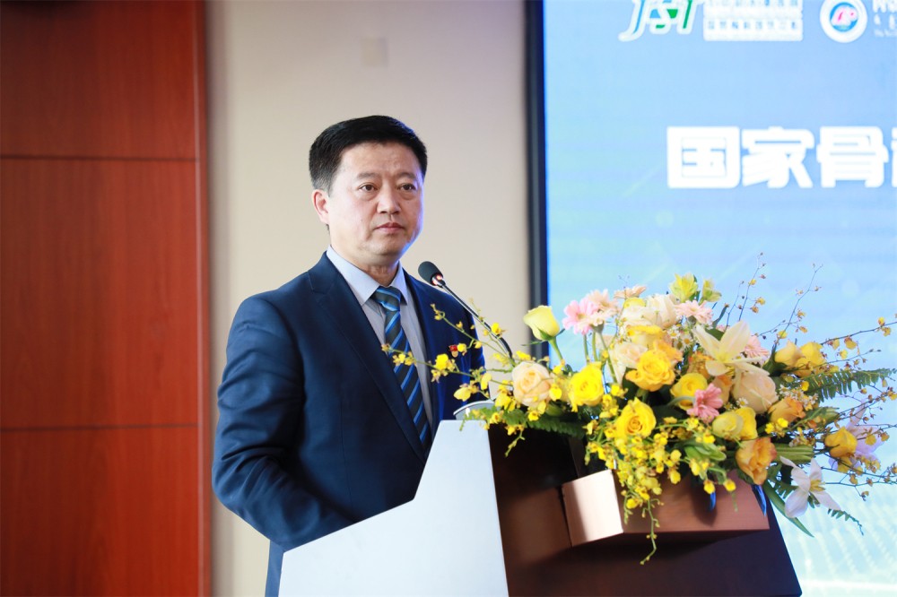 1711788867635086939.jpg 大会主持.jpg